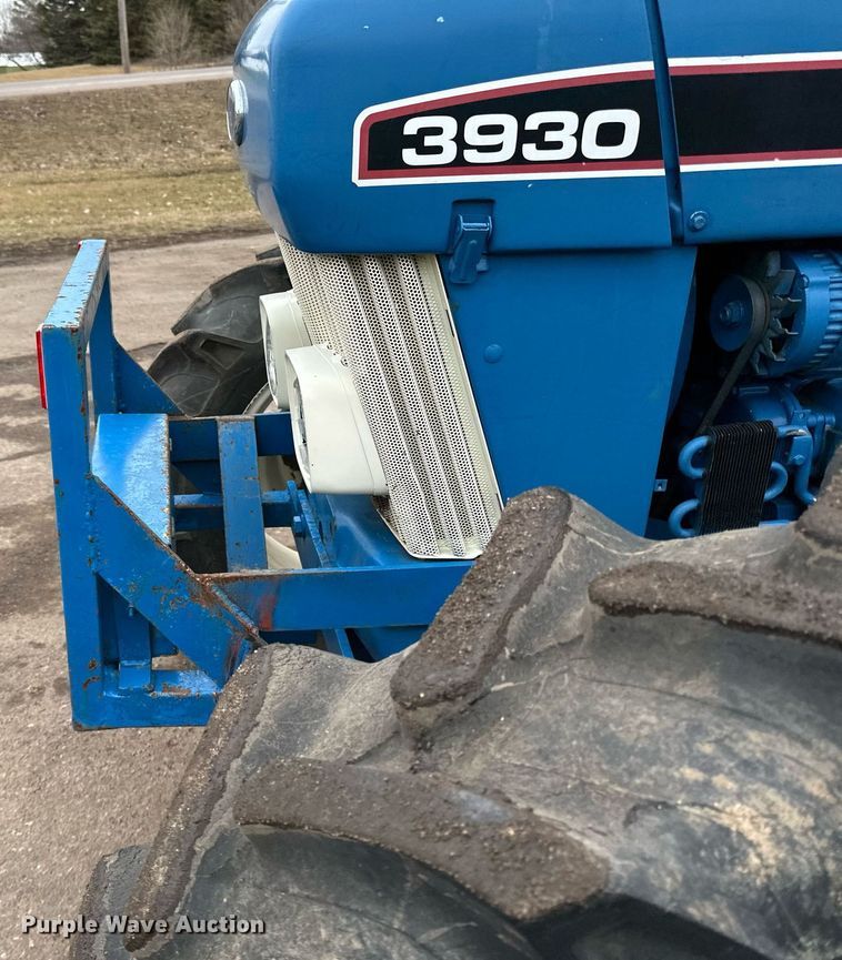 image for item DQ7435 1992 Ford  3930 MFWD tractor