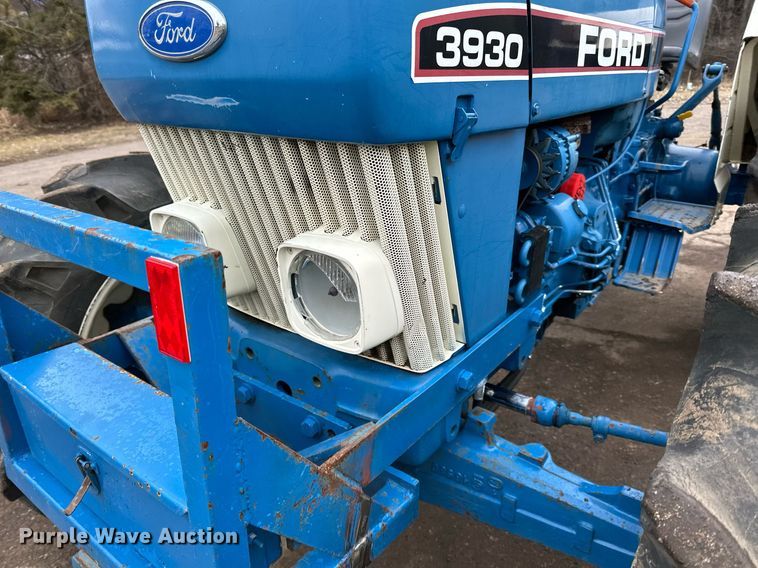 image for item DQ7435 1992 Ford  3930 MFWD tractor