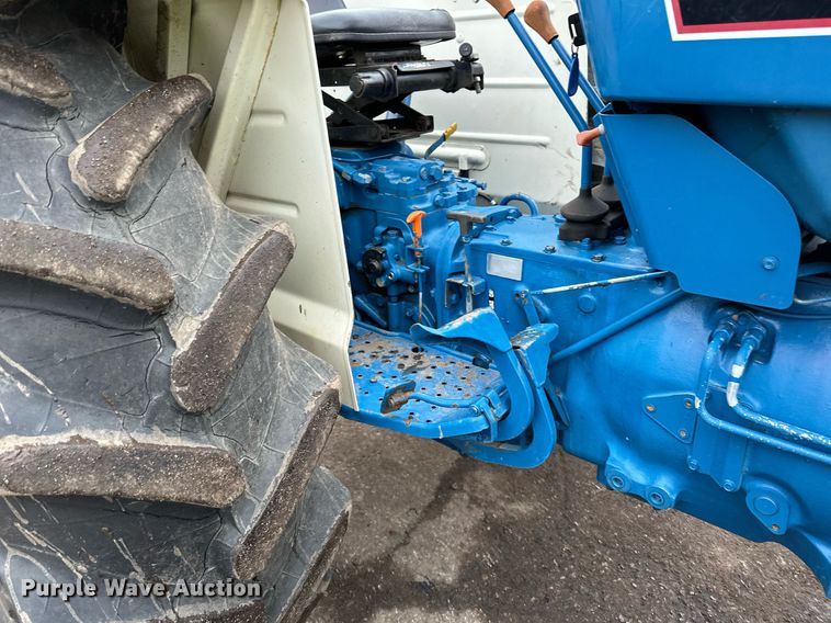 image for item DQ7435 1992 Ford  3930 MFWD tractor