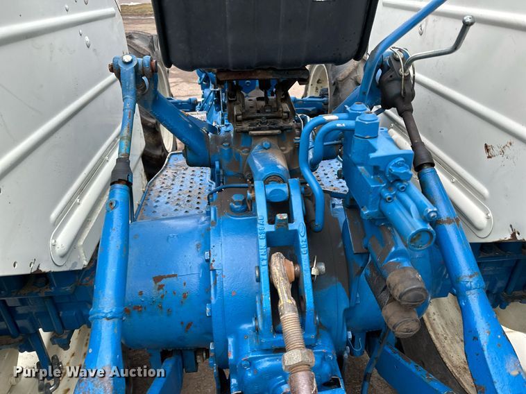 image for item DQ7435 1992 Ford  3930 MFWD tractor