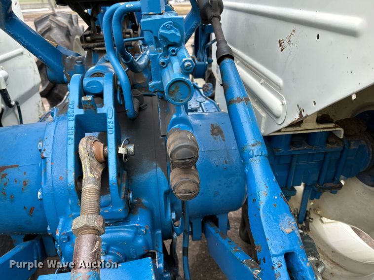 image for item DQ7435 1992 Ford  3930 MFWD tractor