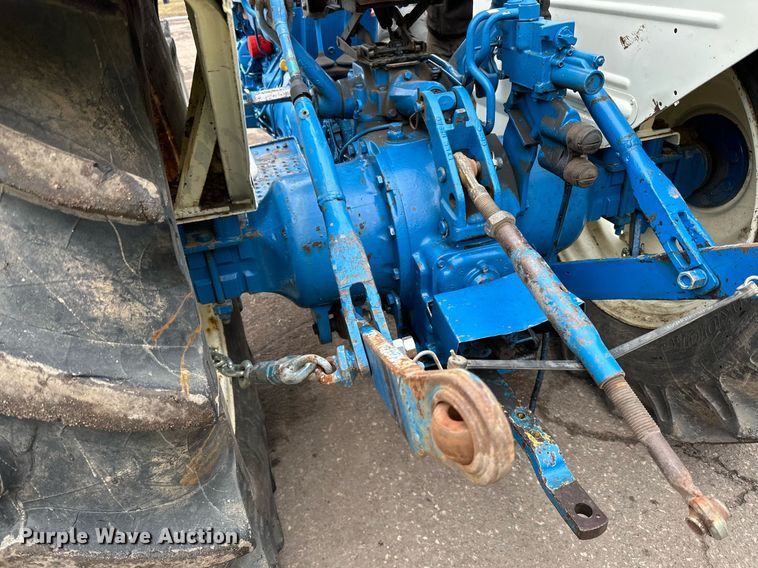 image for item DQ7435 1992 Ford  3930 MFWD tractor