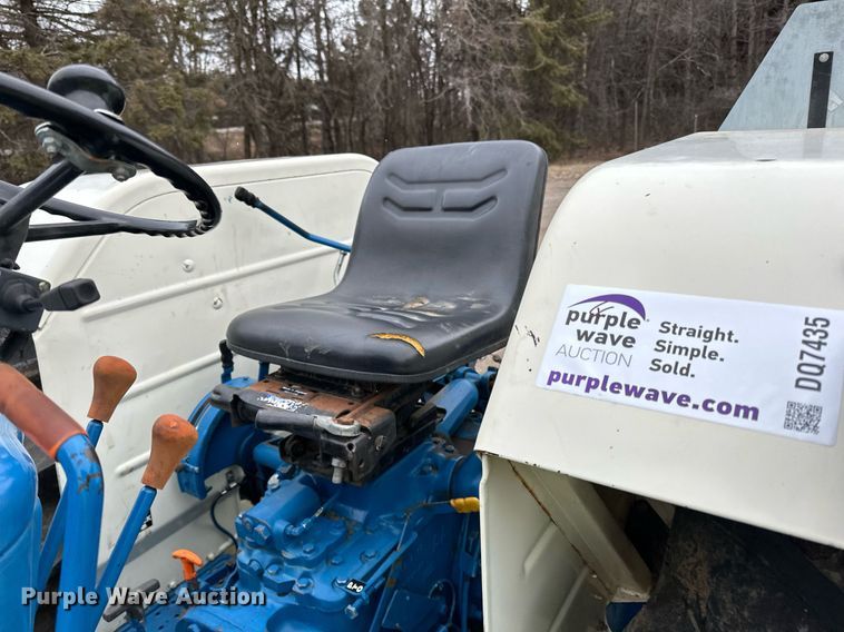 image for item DQ7435 1992 Ford  3930 MFWD tractor