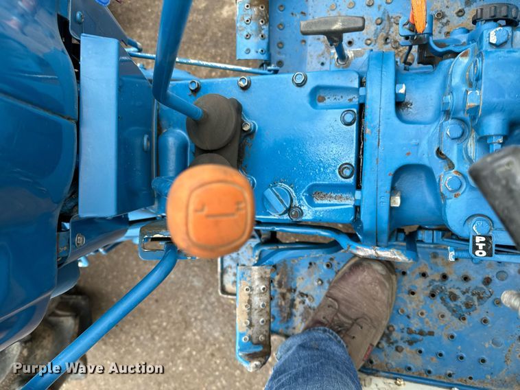 image for item DQ7435 1992 Ford  3930 MFWD tractor