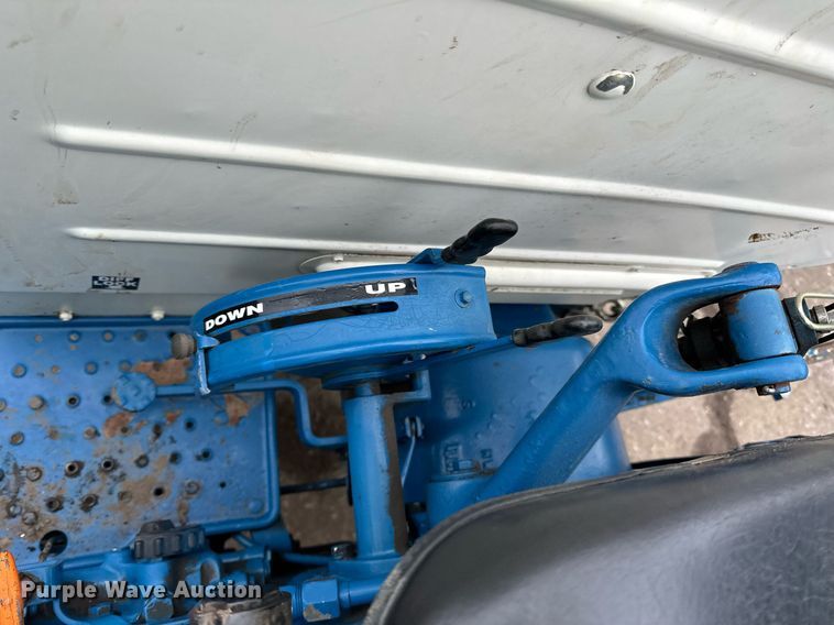 image for item DQ7435 1992 Ford  3930 MFWD tractor