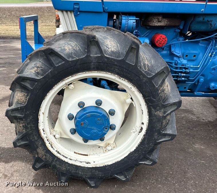 image for item DQ7435 1992 Ford  3930 MFWD tractor