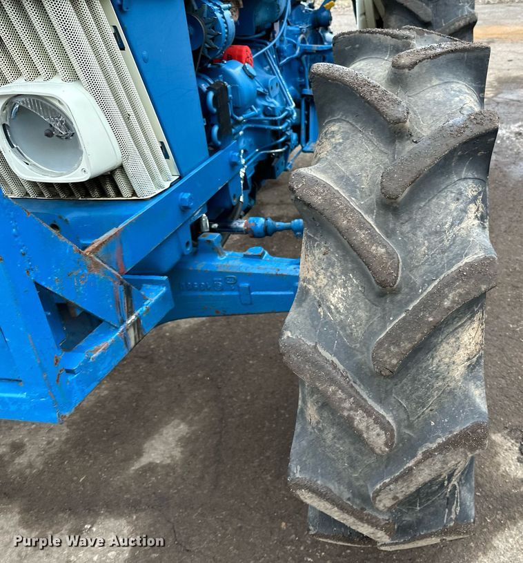 image for item DQ7435 1992 Ford  3930 MFWD tractor