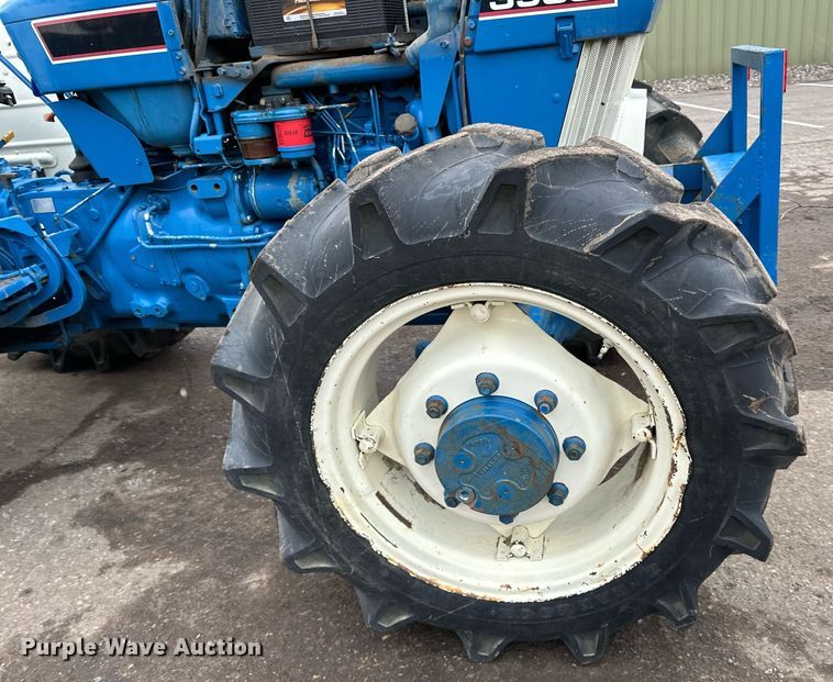 image for item DQ7435 1992 Ford  3930 MFWD tractor