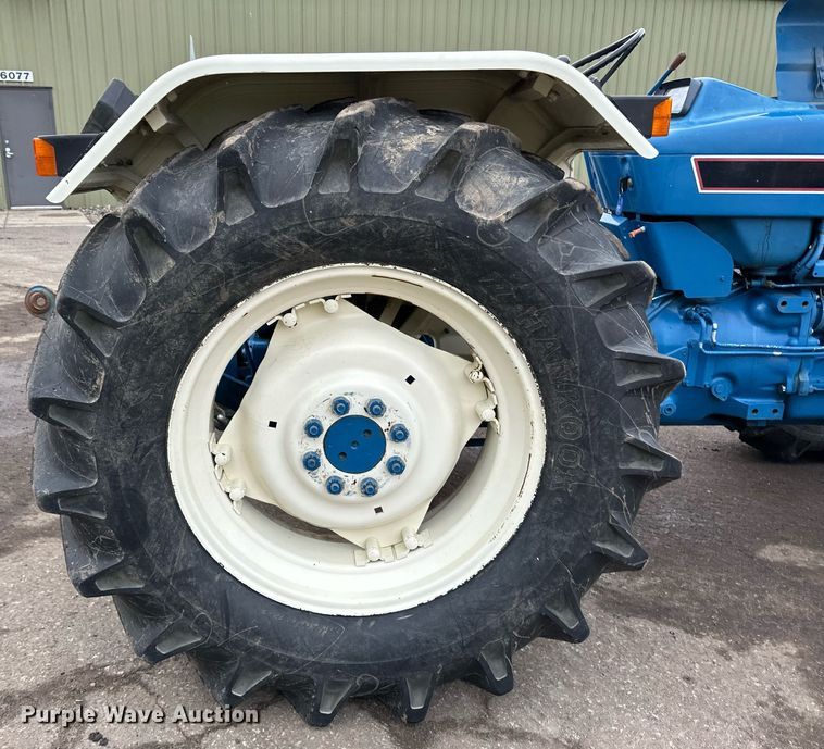 image for item DQ7435 1992 Ford  3930 MFWD tractor