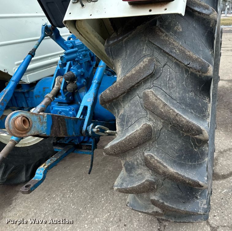 image for item DQ7435 1992 Ford  3930 MFWD tractor