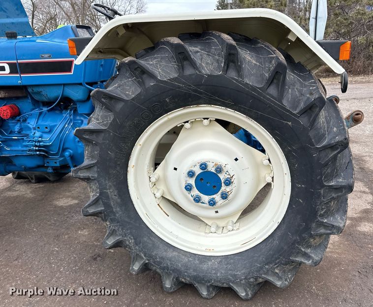 image for item DQ7435 1992 Ford  3930 MFWD tractor