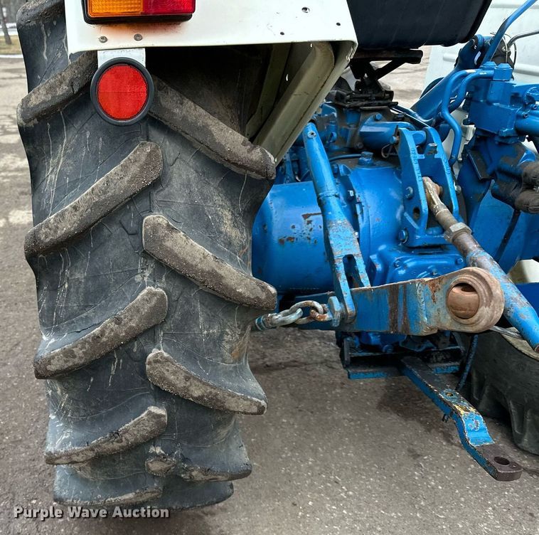 image for item DQ7435 1992 Ford  3930 MFWD tractor