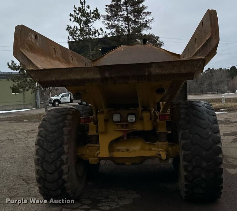 image for item DQ7436 1999 Caterpillar D250E II haul truck