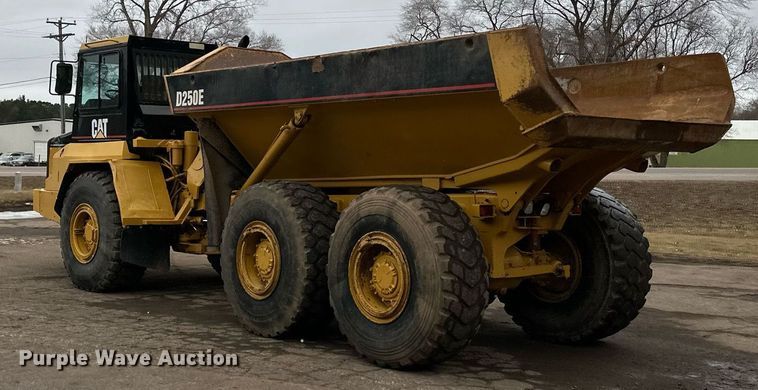 image for item DQ7436 1999 Caterpillar D250E II haul truck