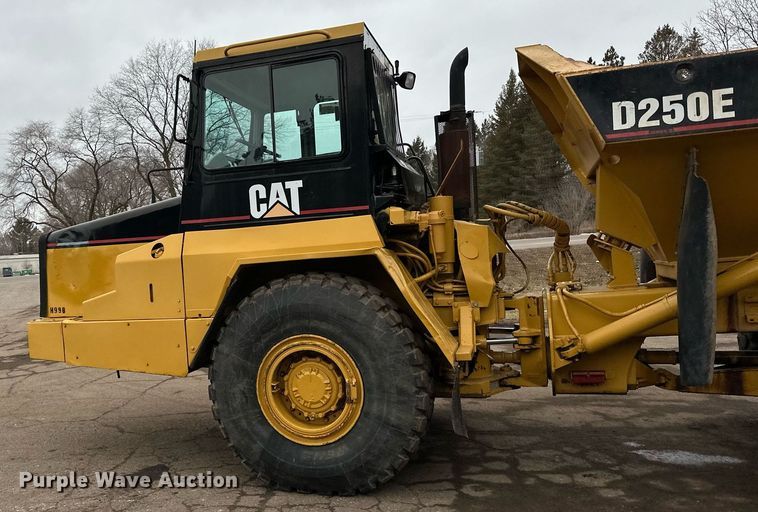 image for item DQ7436 1999 Caterpillar D250E II haul truck