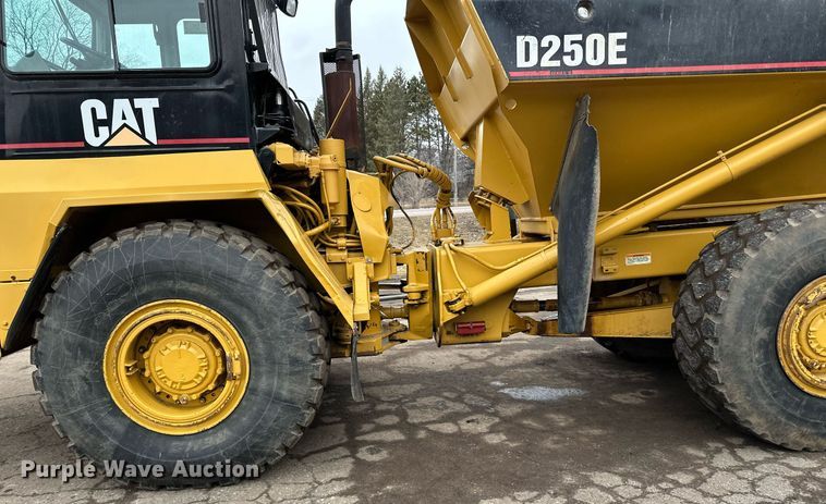 image for item DQ7436 1999 Caterpillar D250E II haul truck