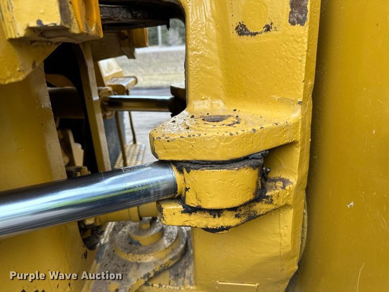 image for item DQ7436 1999 Caterpillar D250E II haul truck