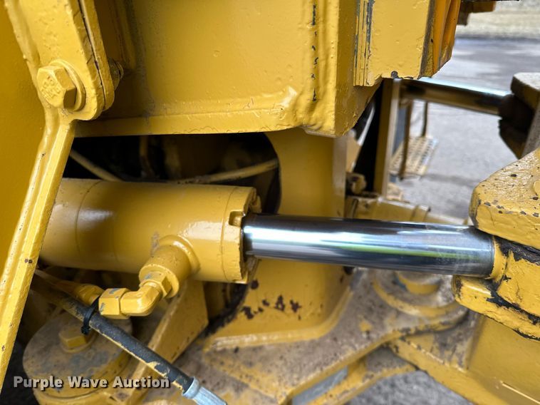 image for item DQ7436 1999 Caterpillar D250E II haul truck