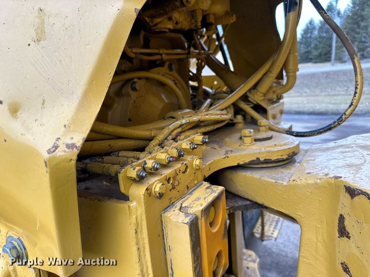 image for item DQ7436 1999 Caterpillar D250E II haul truck