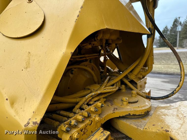 image for item DQ7436 1999 Caterpillar D250E II haul truck