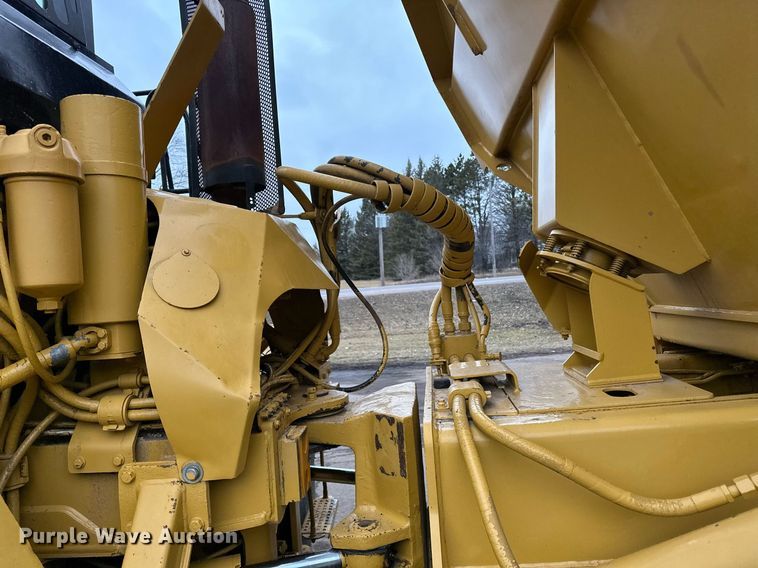 image for item DQ7436 1999 Caterpillar D250E II haul truck