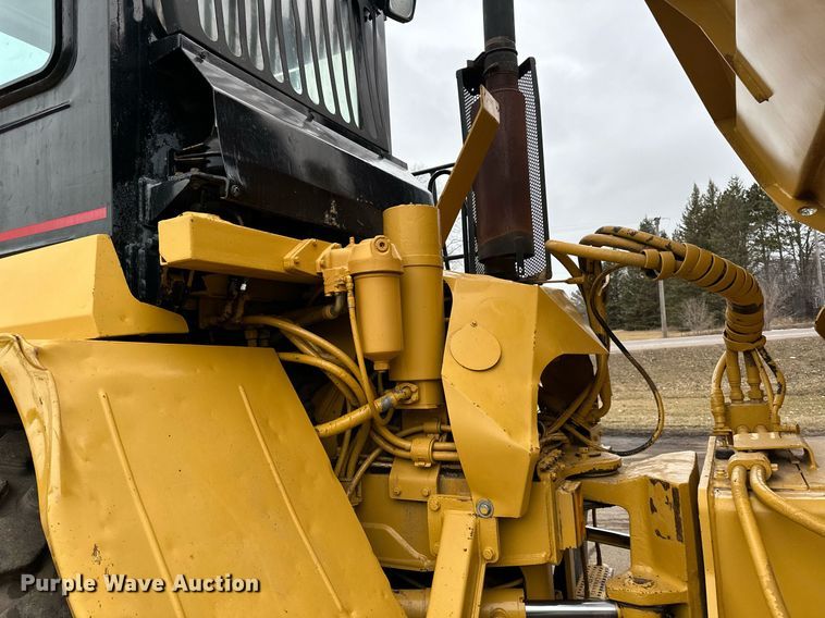 image for item DQ7436 1999 Caterpillar D250E II haul truck