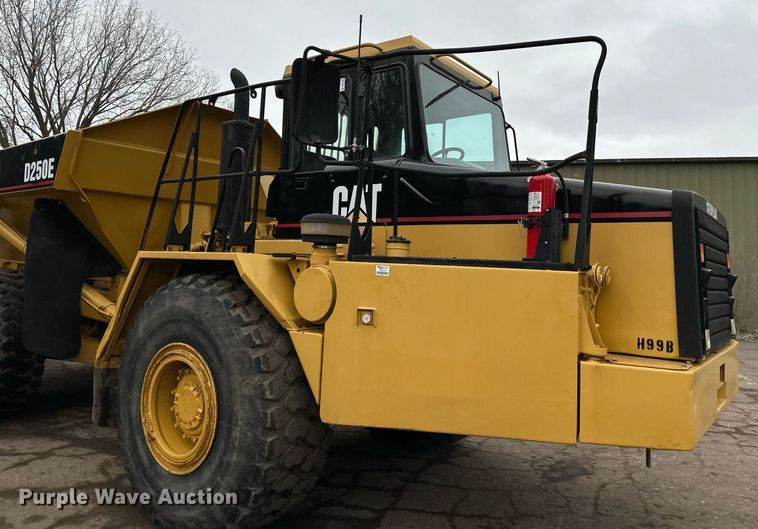 image for item DQ7436 1999 Caterpillar D250E II haul truck