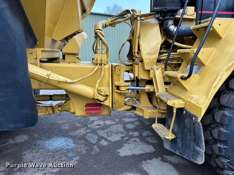 image for item DQ7436 1999 Caterpillar D250E II haul truck