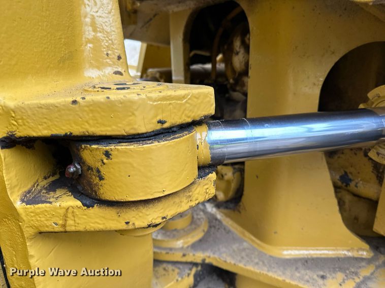 image for item DQ7436 1999 Caterpillar D250E II haul truck