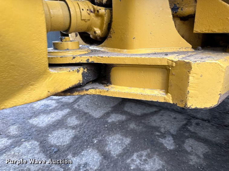 image for item DQ7436 1999 Caterpillar D250E II haul truck