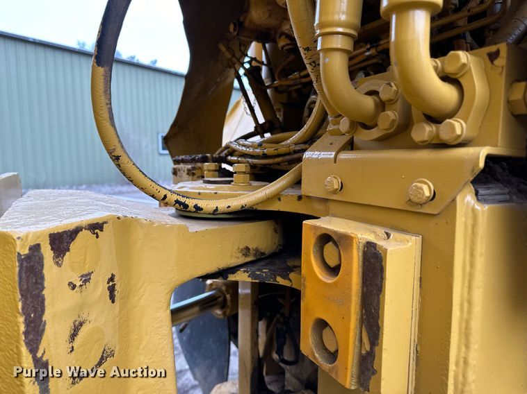 image for item DQ7436 1999 Caterpillar D250E II haul truck