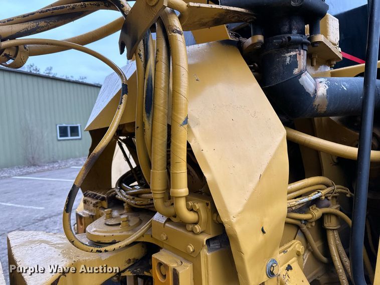 image for item DQ7436 1999 Caterpillar D250E II haul truck