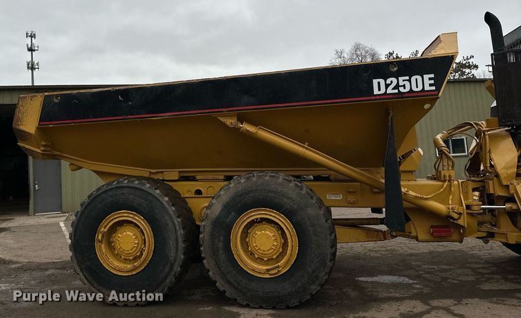 image for item DQ7436 1999 Caterpillar D250E II haul truck