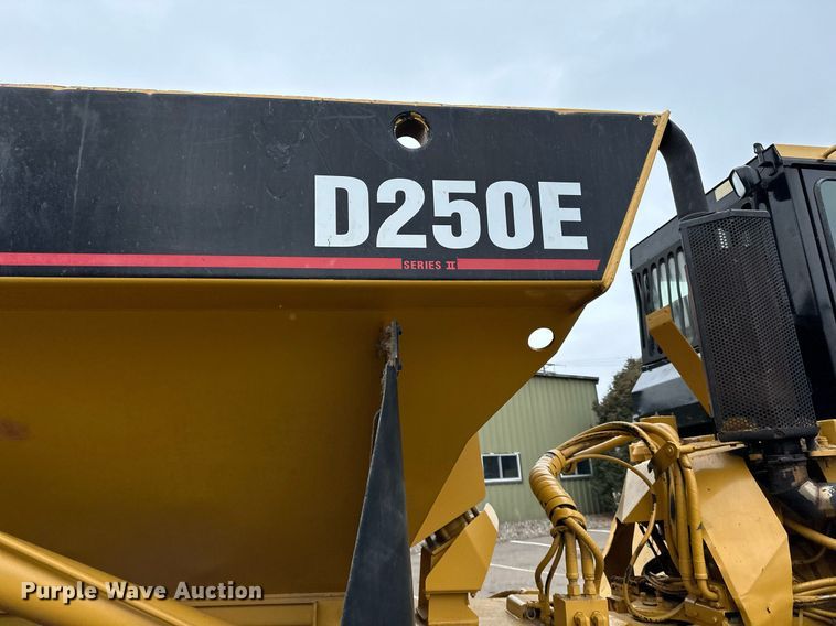 image for item DQ7436 1999 Caterpillar D250E II haul truck