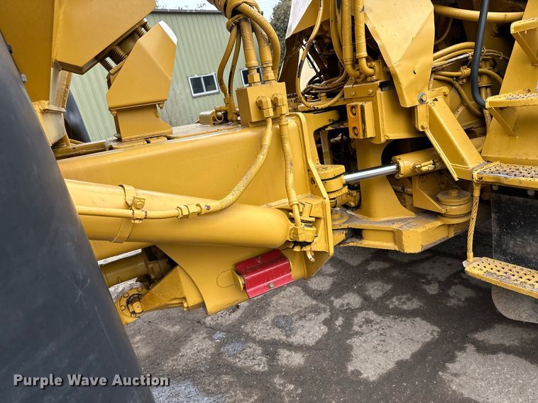 image for item DQ7436 1999 Caterpillar D250E II haul truck