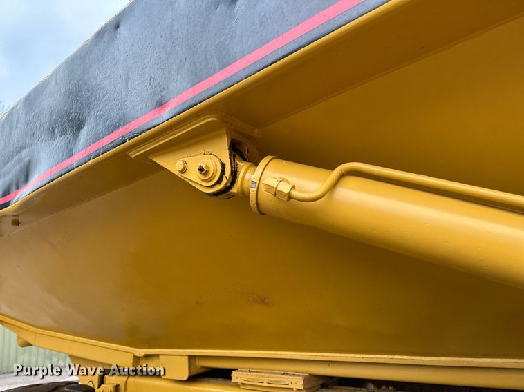 image for item DQ7436 1999 Caterpillar D250E II haul truck