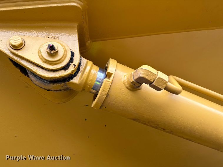 image for item DQ7436 1999 Caterpillar D250E II haul truck