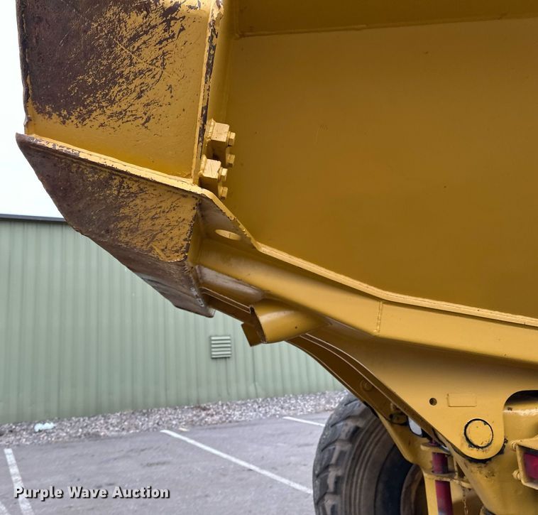 image for item DQ7436 1999 Caterpillar D250E II haul truck