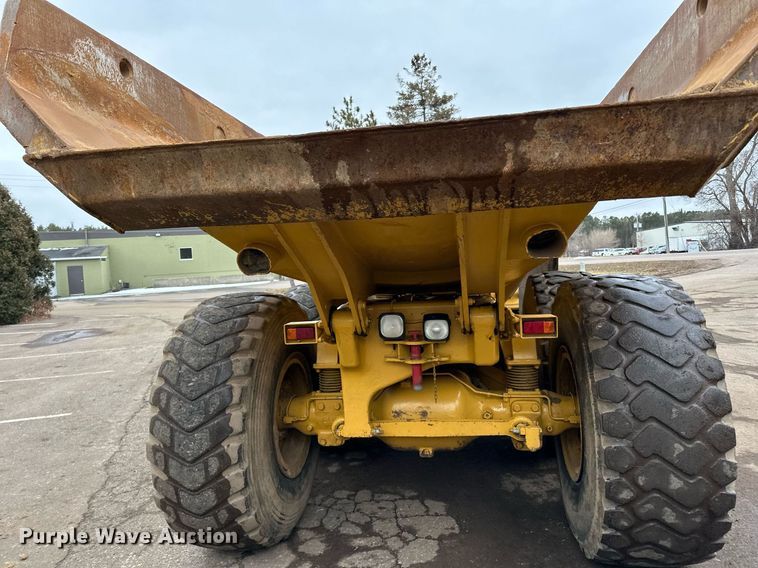 image for item DQ7436 1999 Caterpillar D250E II haul truck