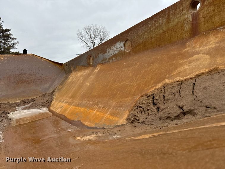 image for item DQ7436 1999 Caterpillar D250E II haul truck