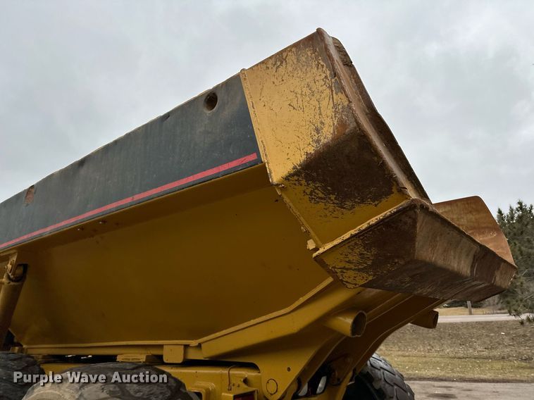 image for item DQ7436 1999 Caterpillar D250E II haul truck