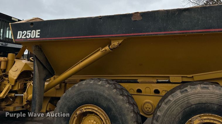 image for item DQ7436 1999 Caterpillar D250E II haul truck