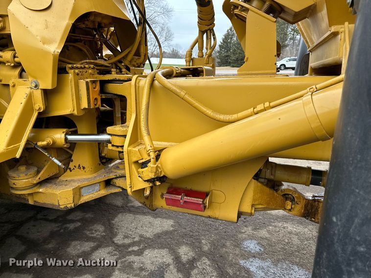 image for item DQ7436 1999 Caterpillar D250E II haul truck