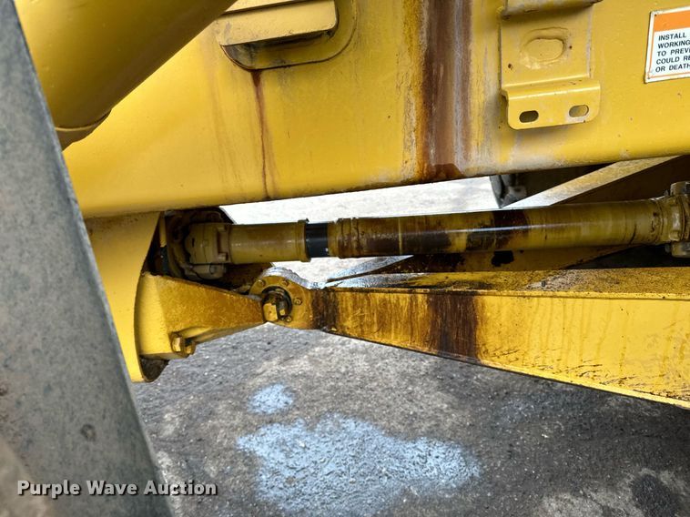 image for item DQ7436 1999 Caterpillar D250E II haul truck