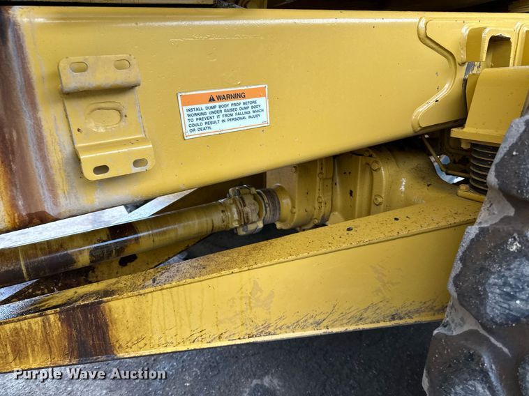 image for item DQ7436 1999 Caterpillar D250E II haul truck