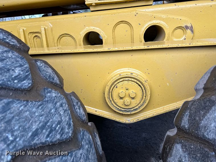 image for item DQ7436 1999 Caterpillar D250E II haul truck