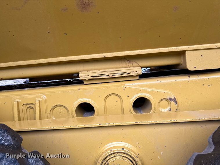 image for item DQ7436 1999 Caterpillar D250E II haul truck