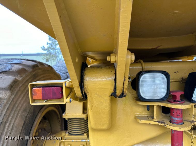 image for item DQ7436 1999 Caterpillar D250E II haul truck