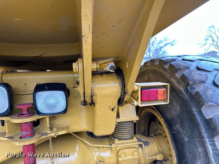 image for item DQ7436 1999 Caterpillar D250E II haul truck