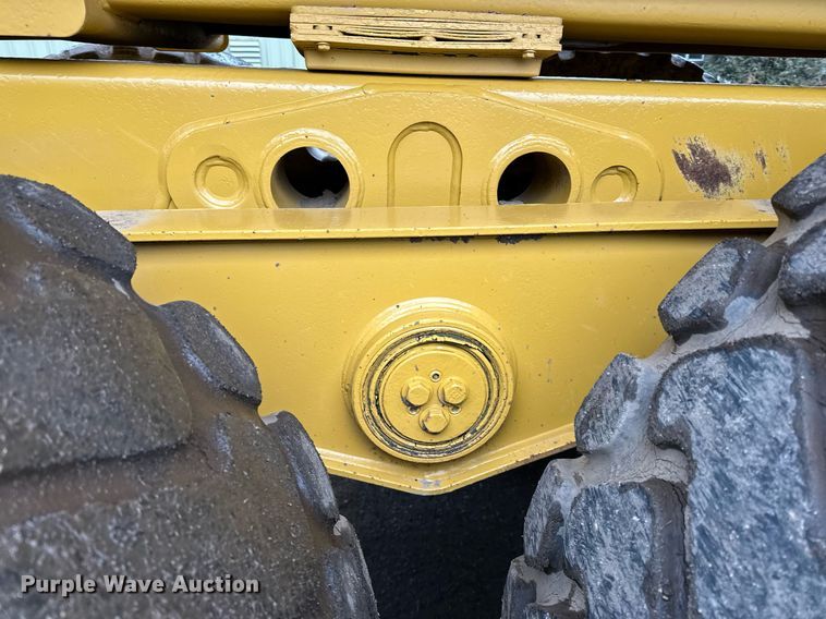 image for item DQ7436 1999 Caterpillar D250E II haul truck